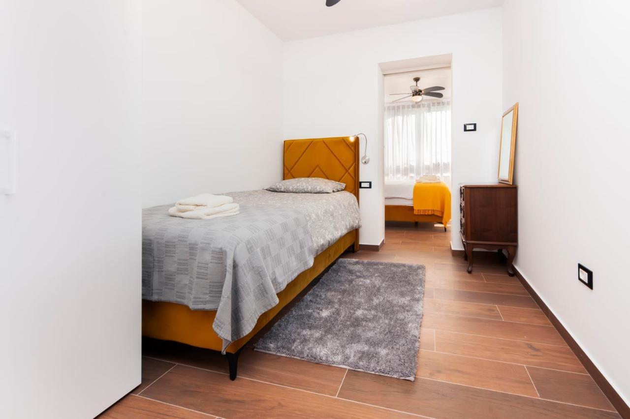 Apartments Sanja-New Renovated Ровинь Экстерьер фото