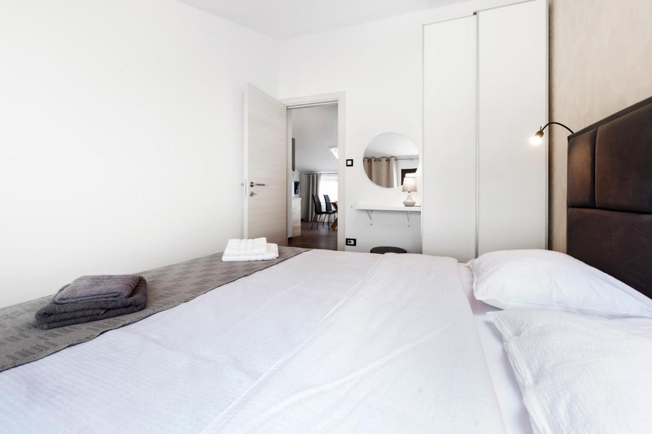 Apartments Sanja-New Renovated Ровинь Экстерьер фото